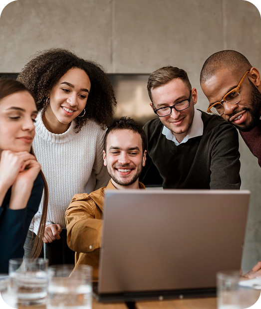 Equipe colaborando com laptop